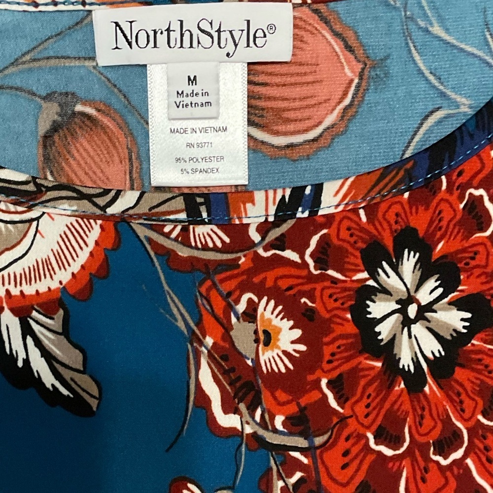NorthStyle floral handkerchief hem tunic top. Size Medium - Picture 4 of 4